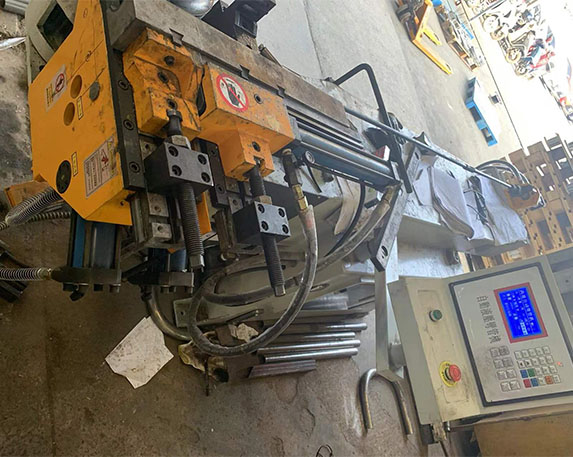 Automatic hydraulic pipe bender